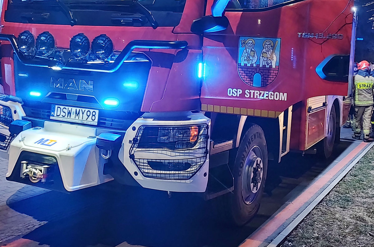 Nocny pożar z niewielkimi eksplozjami w tle [FOTO] 